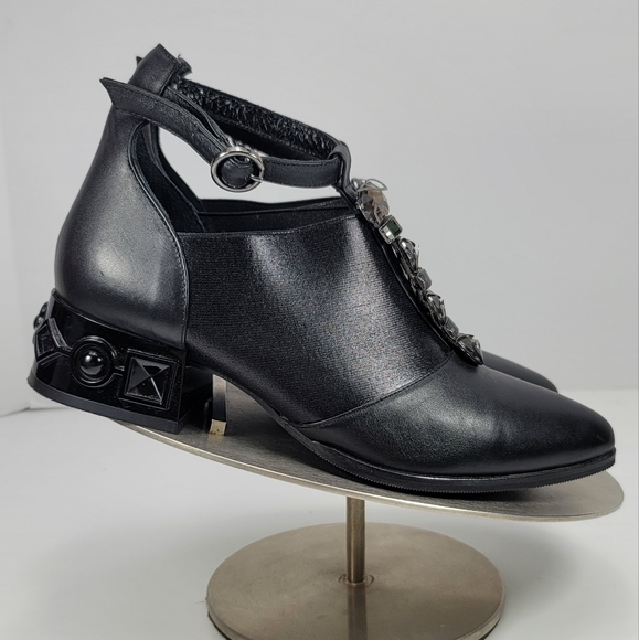 GUERO Leather Cut Out Ankle Boots. Gorgeous. - Picture 3 of 7